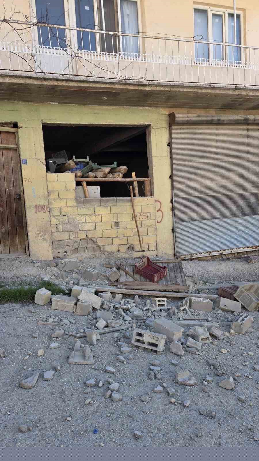 Depreme uyanan kadın dua ederek sarsıntının geçmesini bekledi
Depreme uyanan kadın dua ederek sarsıntının geçmesini bekledi