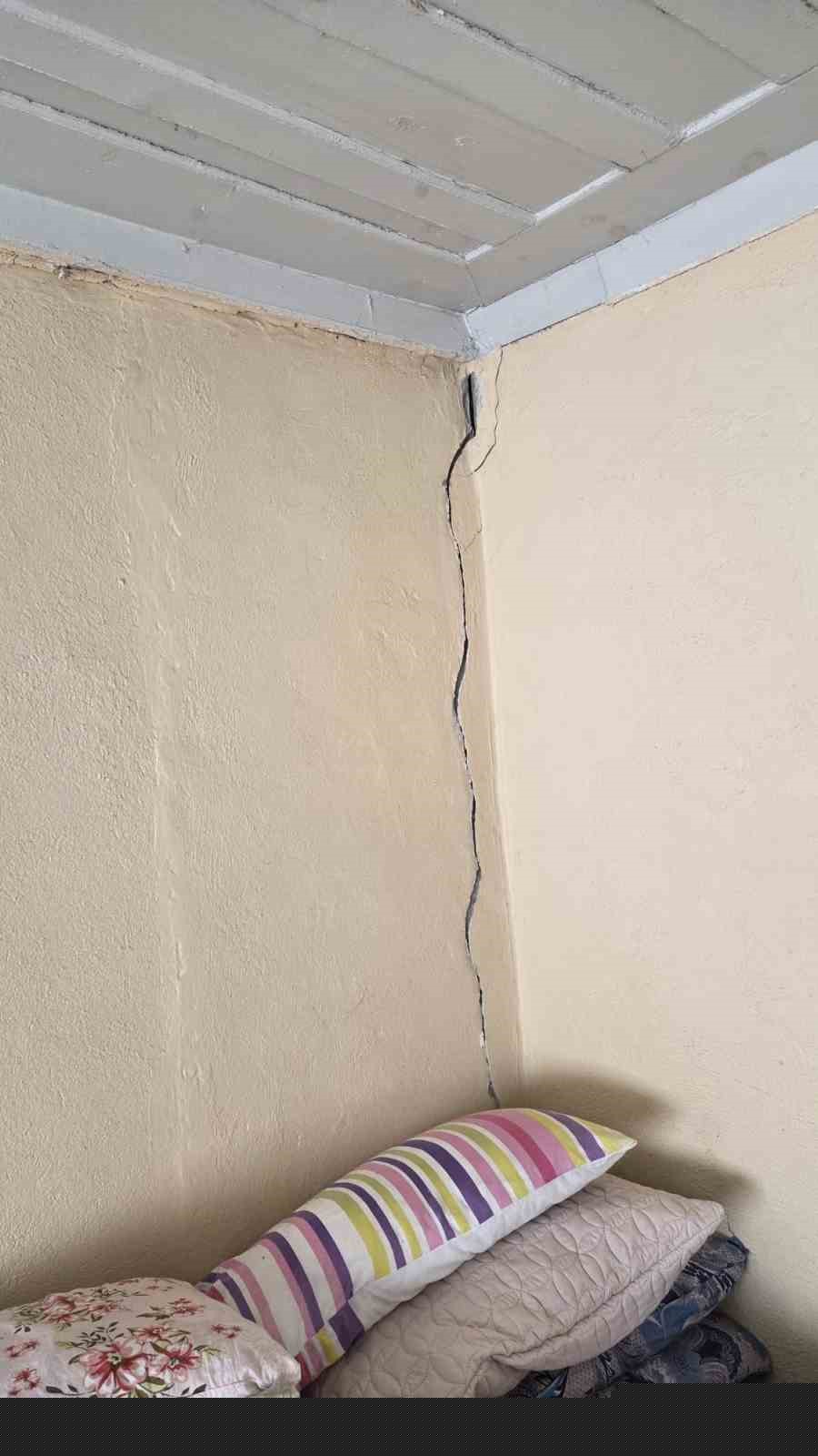 Depreme uyanan kadın dua ederek sarsıntının geçmesini bekledi
Depreme uyanan kadın dua ederek sarsıntının geçmesini bekledi