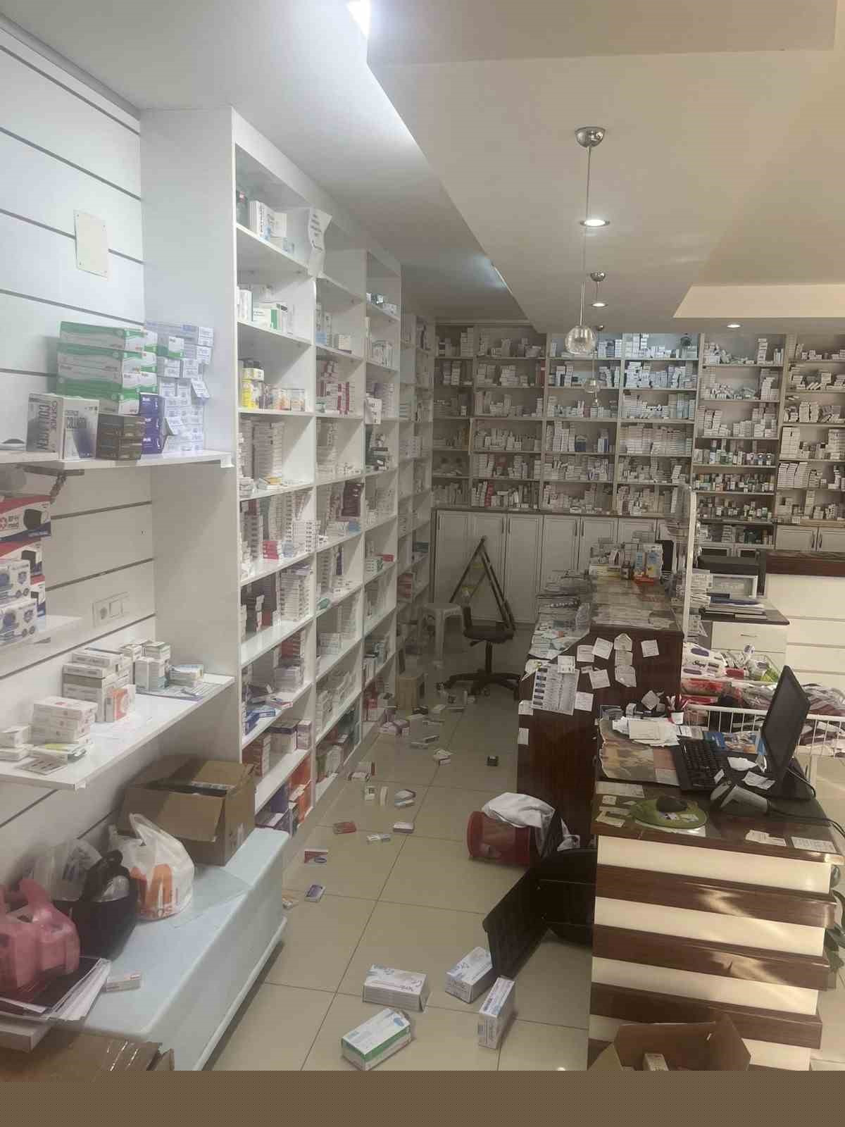 Depreme uyanan kadın dua ederek sarsıntının geçmesini bekledi
Depreme uyanan kadın dua ederek sarsıntının geçmesini bekledi