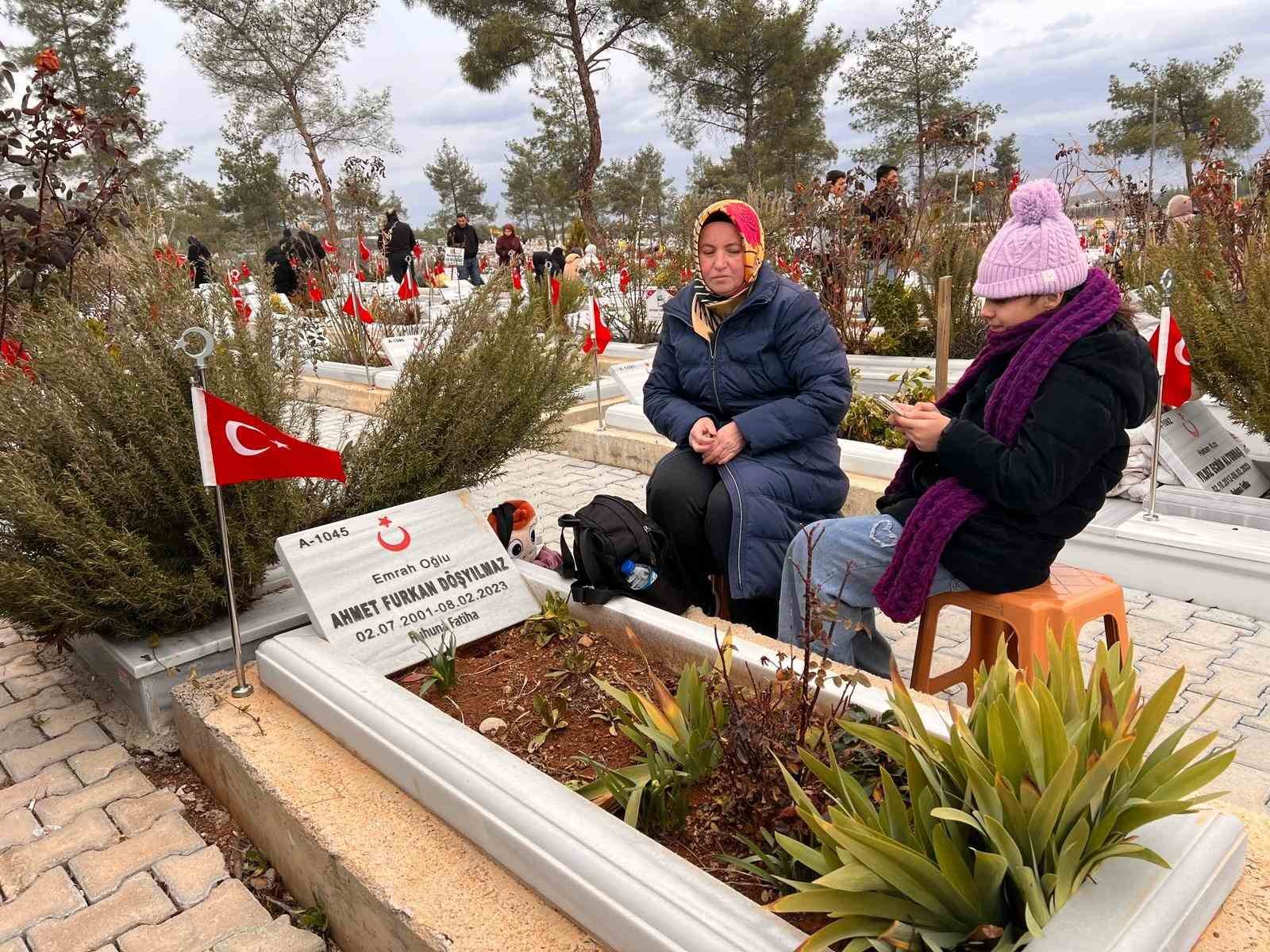 Depremin 3. yıl dönümünde depremzedeler mezarlıkta sabahladı
