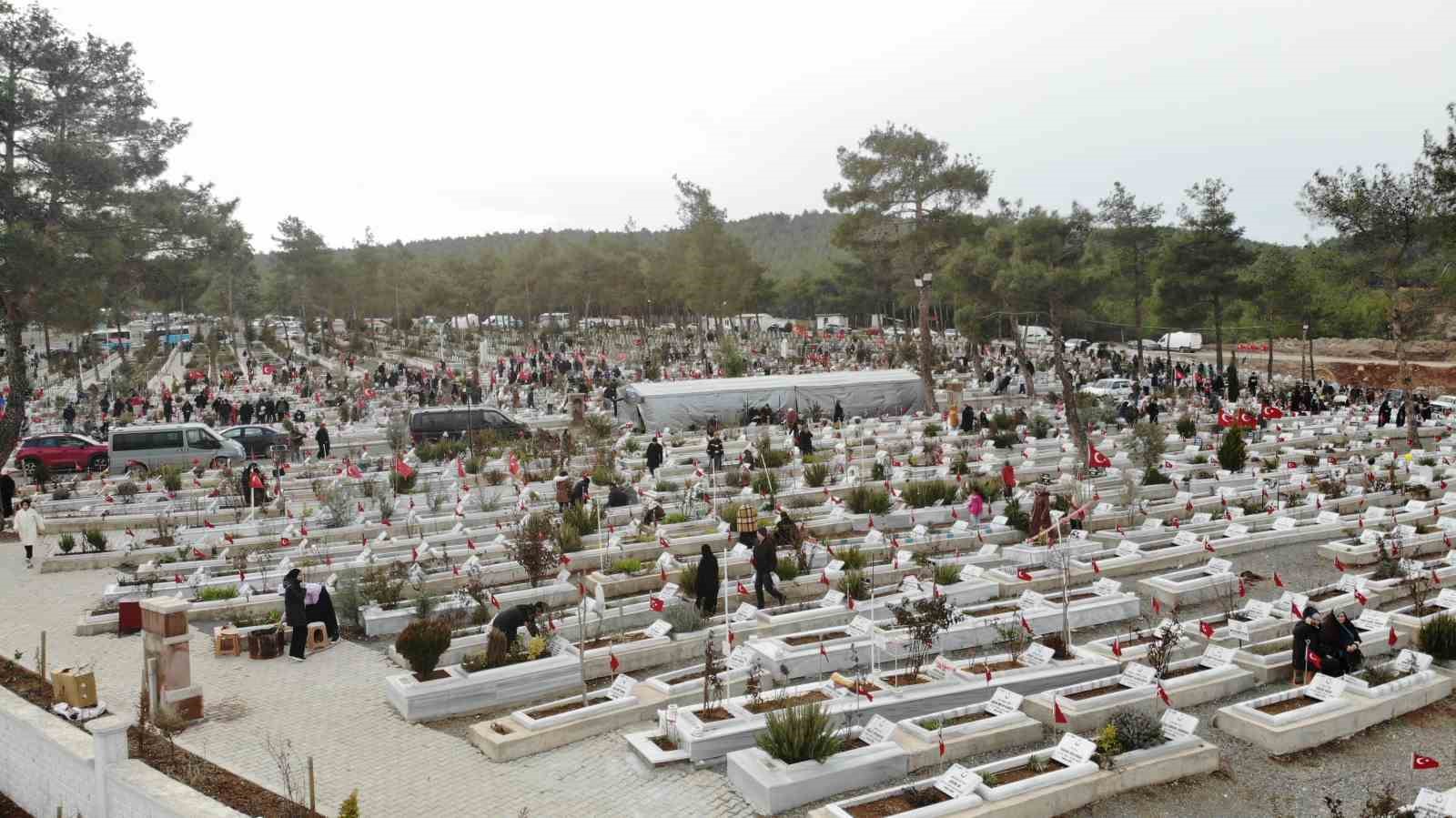 Depremin 3. yıl dönümünde depremzedeler mezarlıkta sabahladı
