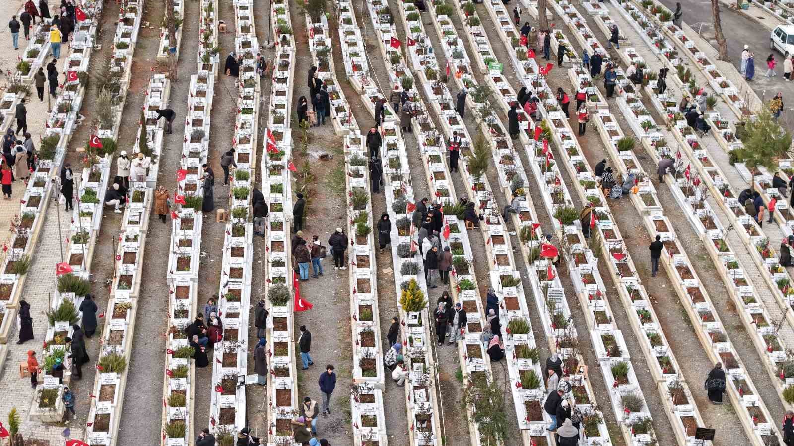 Depremin 3. yıl dönümünde depremzedeler mezarlıkta sabahladı
