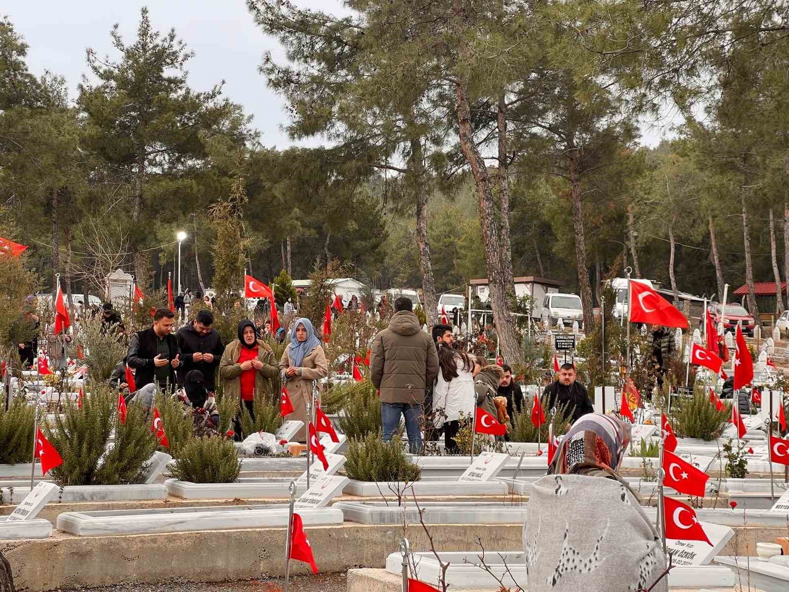 Depremin 3. yıl dönümünde depremzedeler mezarlıkta sabahladı
