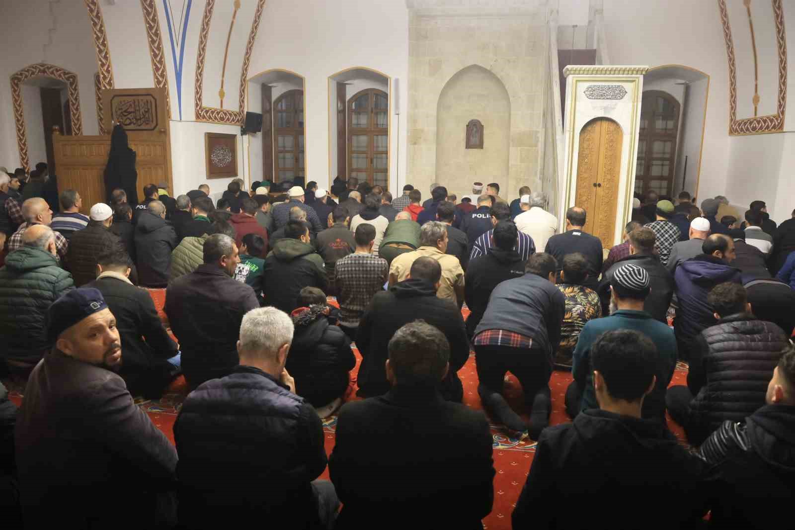 Depremin ardından Habibi Necar Camii’nde ilk teravihi kılındı
