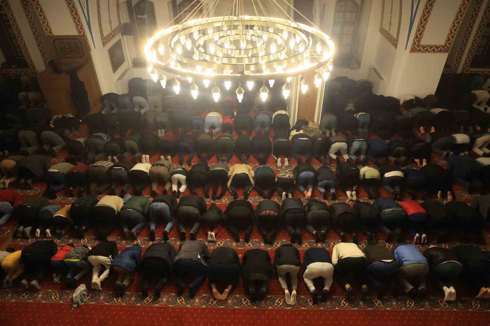 Depremin ardından Habibi Necar Camii’nde ilk teravihi kılındı

