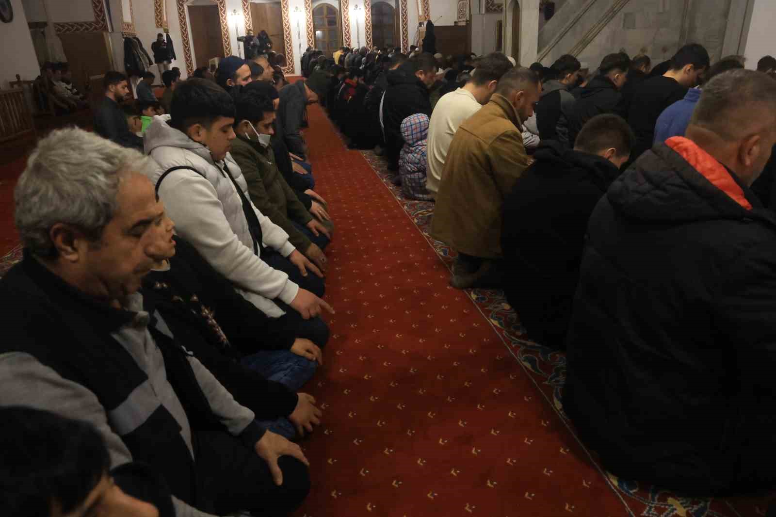 Depremin ardından Habibi Necar Camii’nde ilk teravihi kılındı

