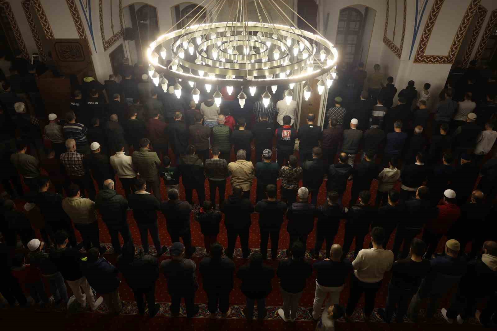 Depremin ardından Habibi Necar Camii’nde ilk teravihi kılındı
