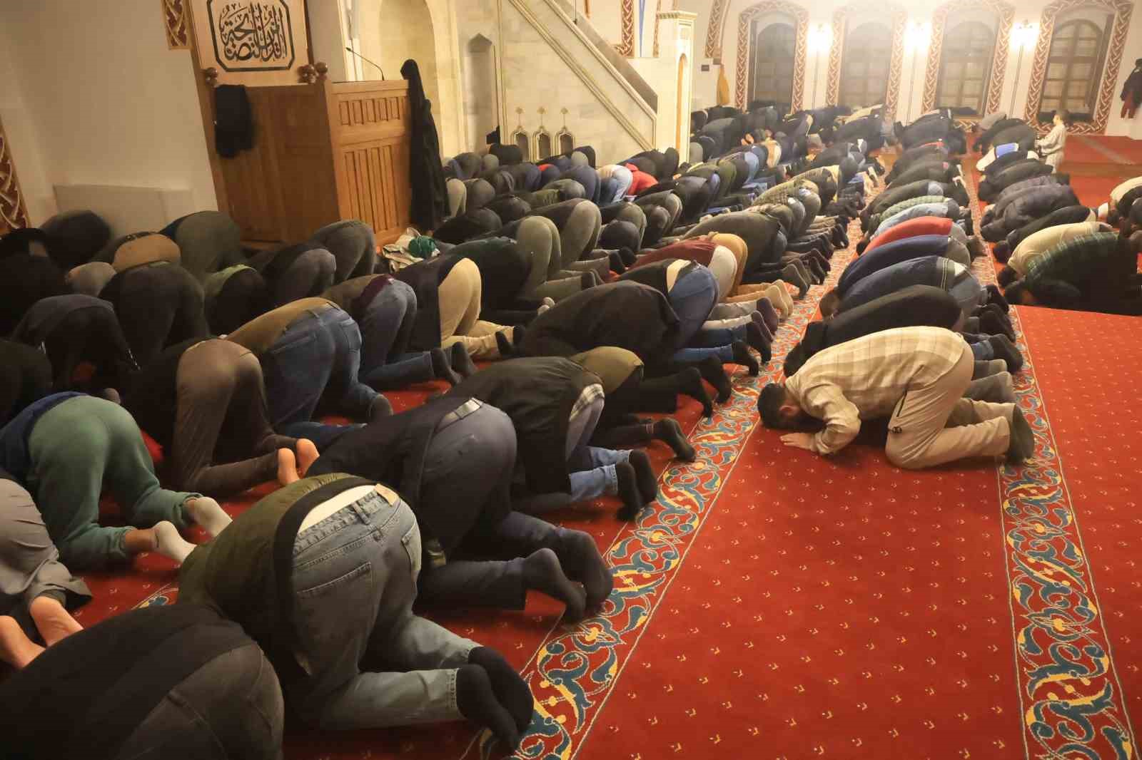 Depremin ardından Habibi Necar Camii’nde ilk teravihi kılındı
