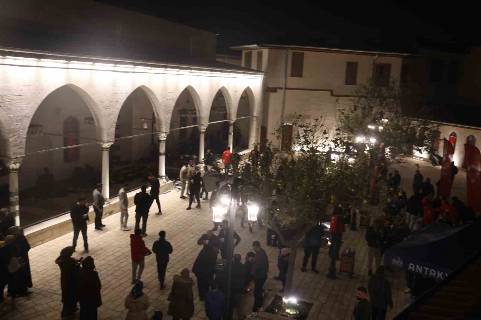 Depremin ardından Habibi Neccar Camii’nde ilk Miraç Kandili’nde eller semaya açıldı
