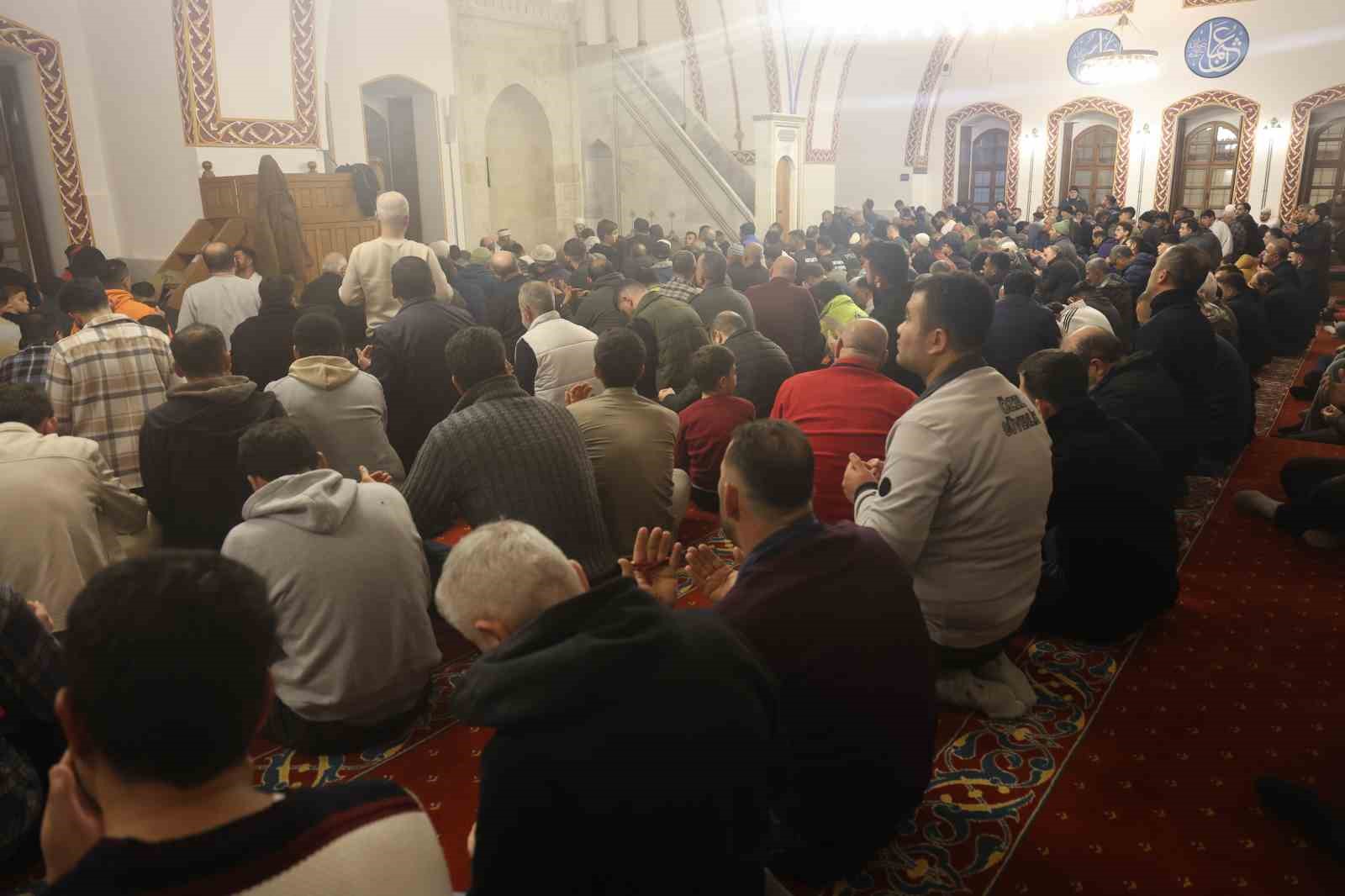 Depremin ardından Habibi Neccar Camii’nde ilk Miraç Kandili’nde eller semaya açıldı
