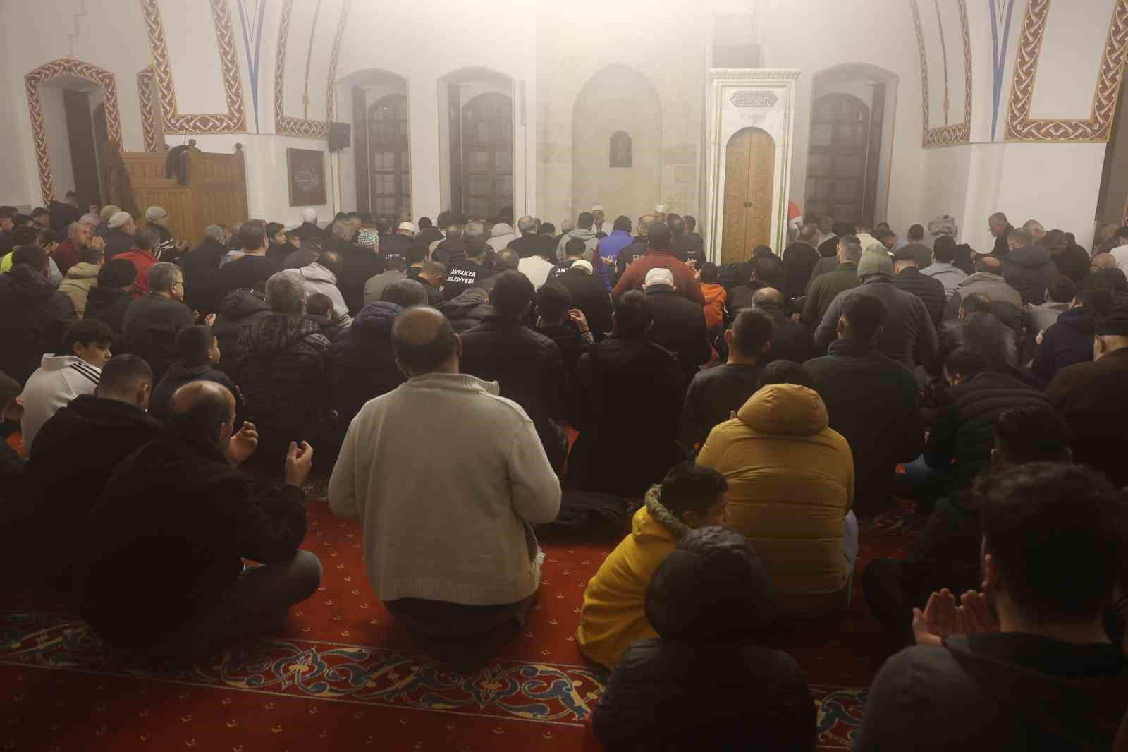 Depremin ardından Habibi Neccar Camii’nde ilk Miraç Kandili’nde eller semaya açıldı
