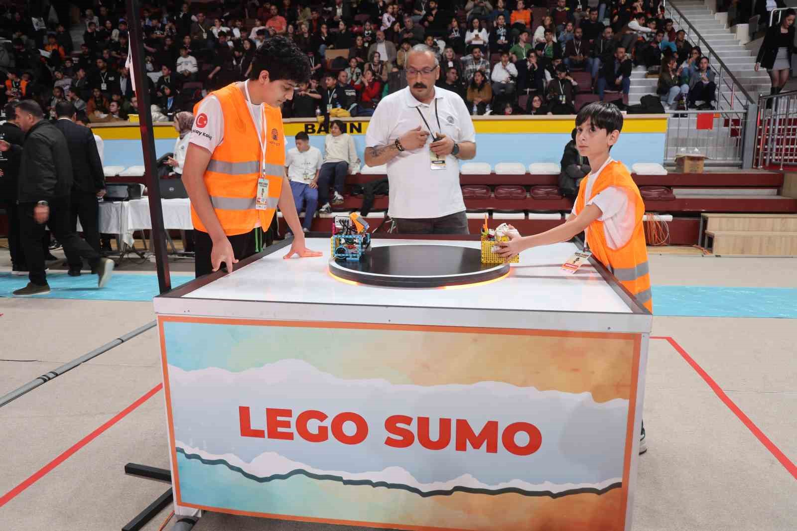 Depremin izlerinin silindiği Hatay’da 4 bin 67 öğretmen ve öğrenci robot yarışmasında yarışacak
