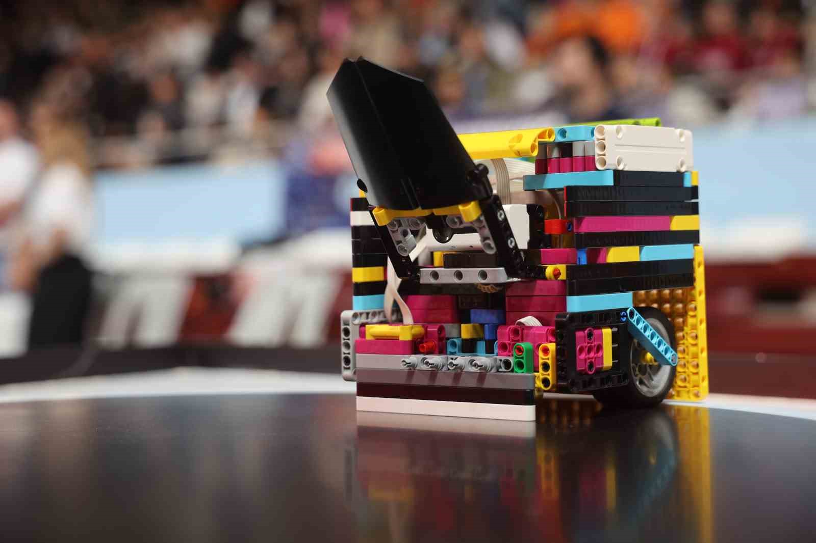 Depremin izlerinin silindiği Hatay’da 4 bin 67 öğretmen ve öğrenci robot yarışmasında yarışacak
