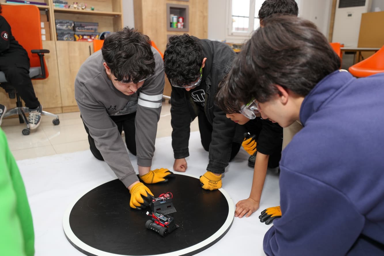 Depremin izlerinin silindiği kentte, 1540 takım, robot yarışmasında derece yapmak için mücadele verecek
