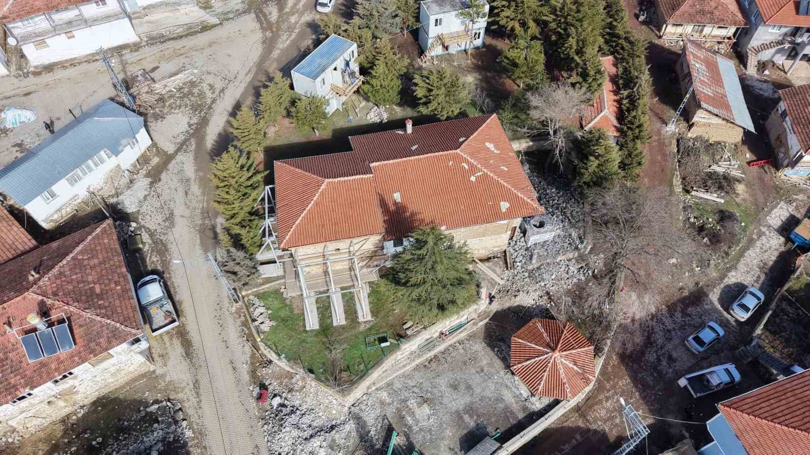 Depremin zarar verdiği 8 asırlık camide restorasyon çalışmaları başladı
