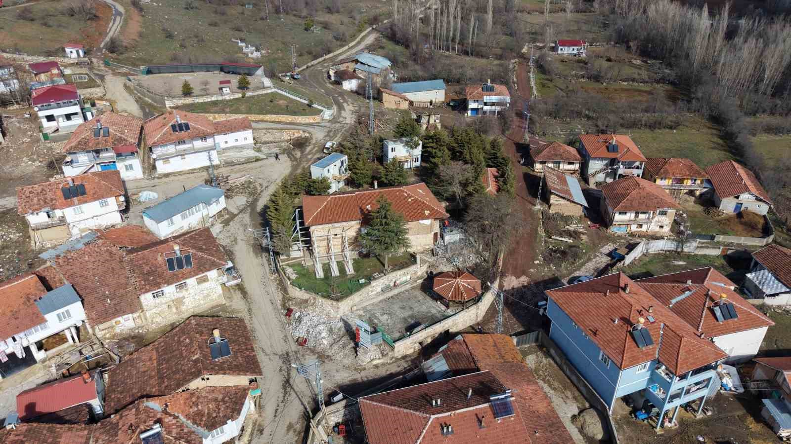 Depremin zarar verdiği 8 asırlık camide restorasyon çalışmaları başladı
