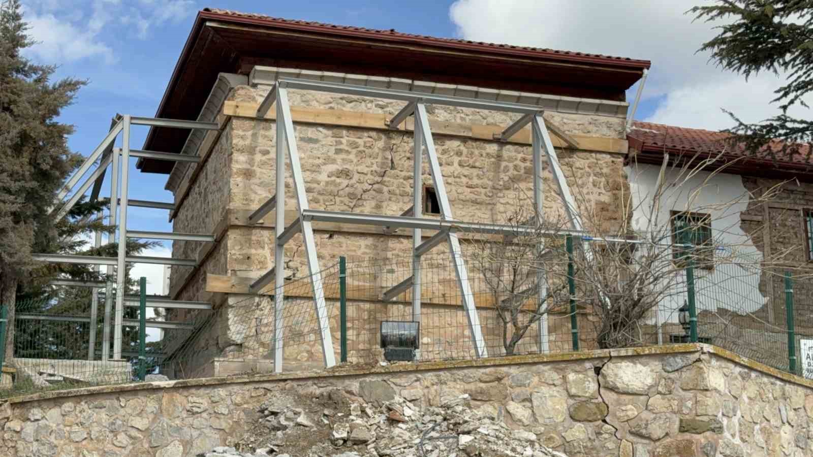 Depremin zarar verdiği 8 asırlık camide restorasyon çalışmaları başladı
