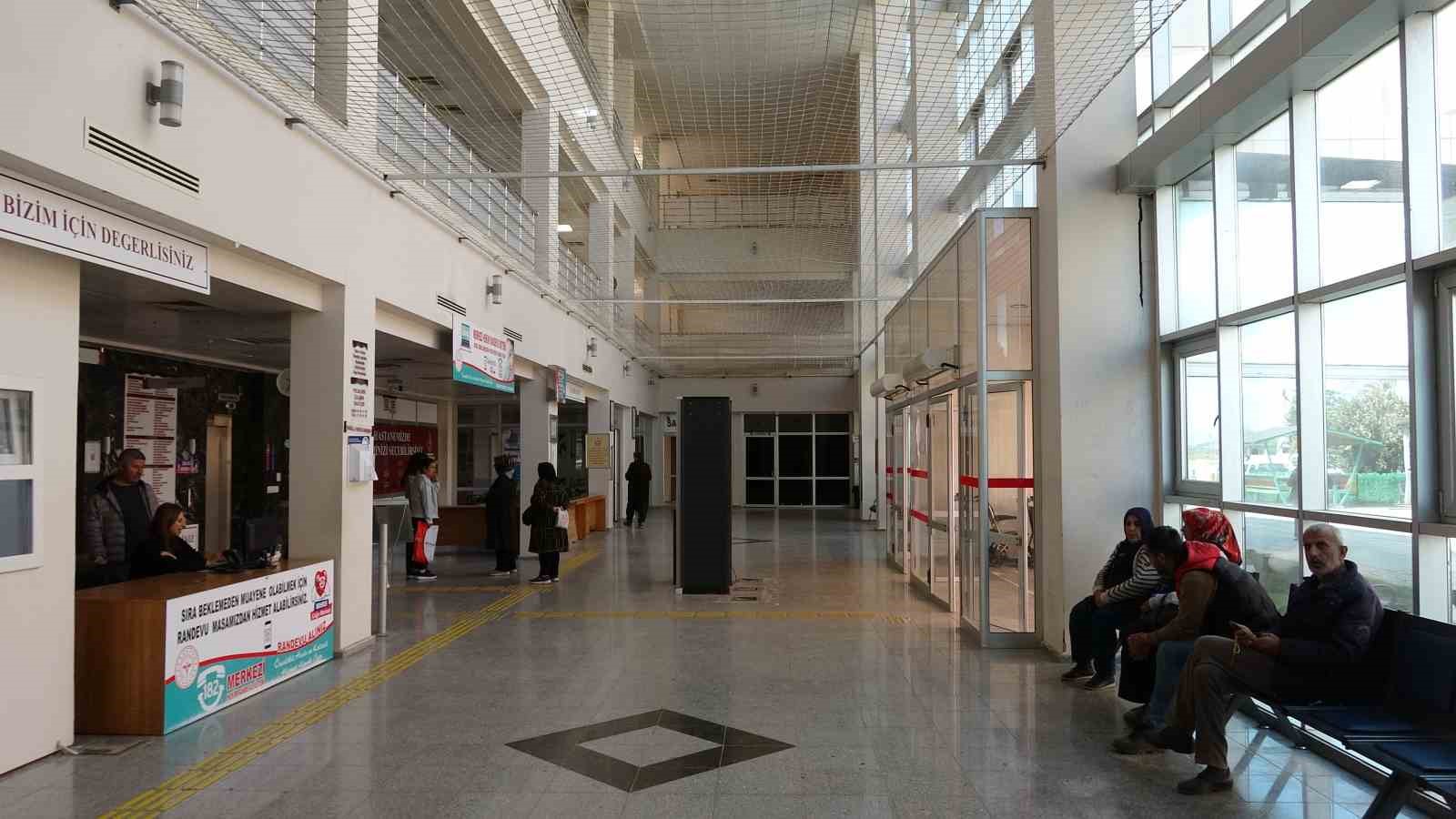 Depremlerde ayakta kalan hastane sağlık üssüne dönüştü
