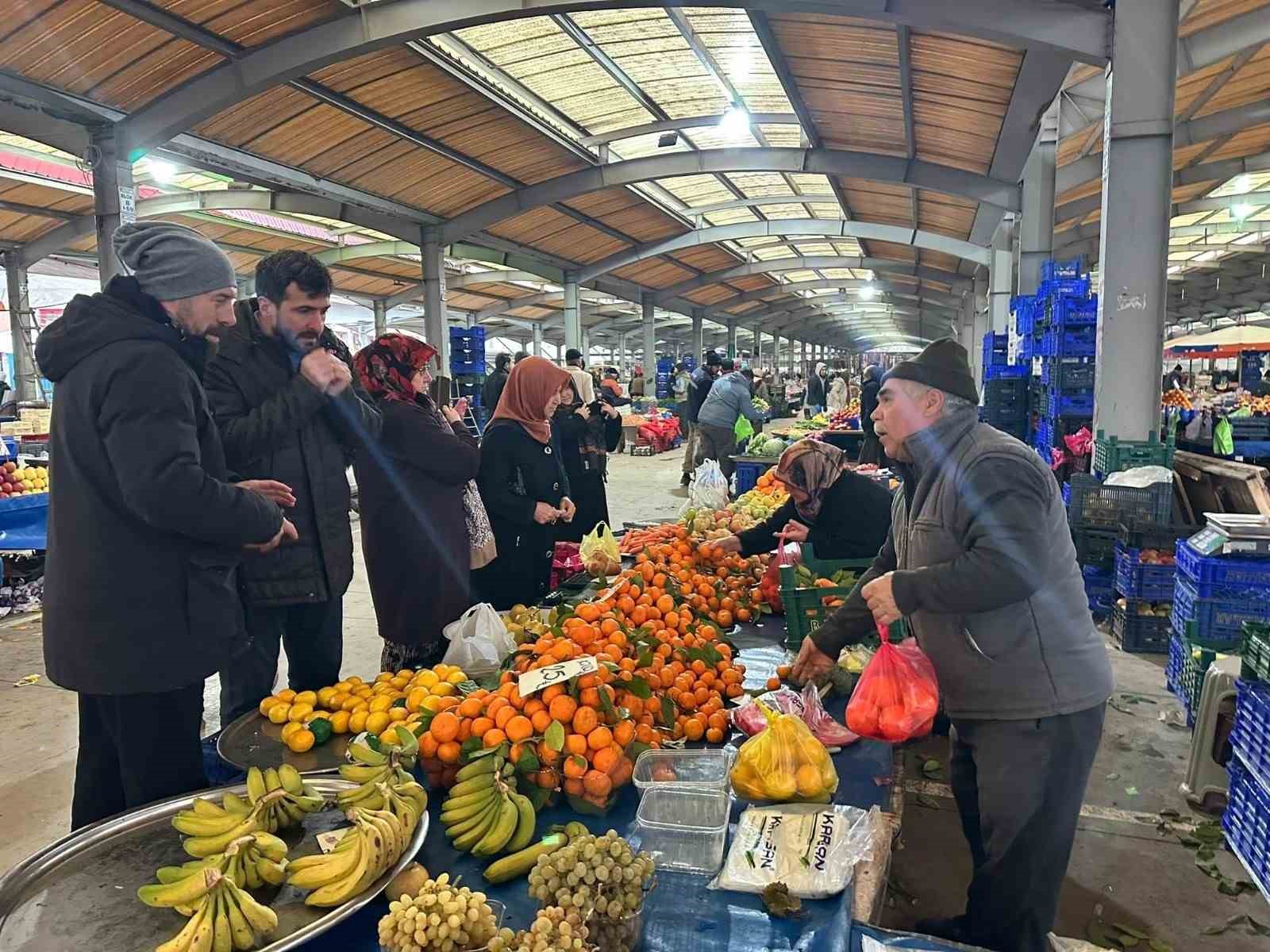 Depremlerin ardından Sındırgı’da komşuluk seferberliği
Depremlerin ardından Sındırgı’da komşuluk seferberliği