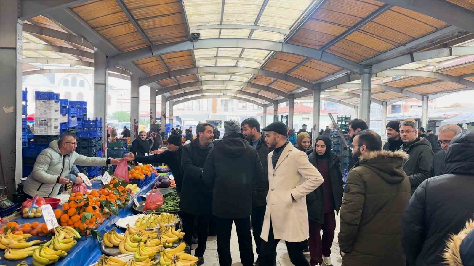 Depremlerin ardından Sındırgı’da komşuluk seferberliği
Depremlerin ardından Sındırgı’da komşuluk seferberliği