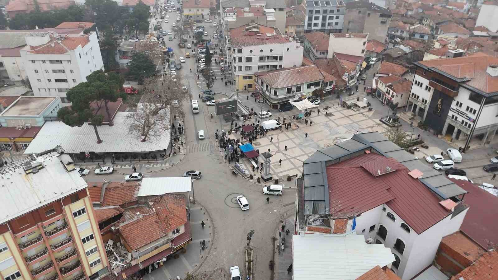 Depremlerin ardından Sındırgı’da komşuluk seferberliği
Depremlerin ardından Sındırgı’da komşuluk seferberliği