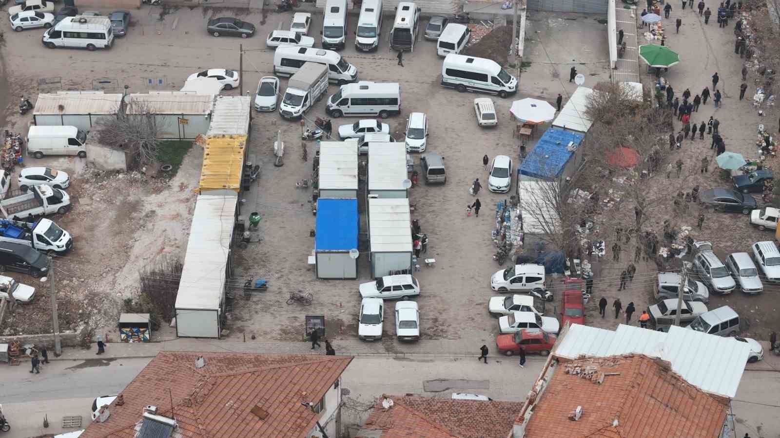 Depremlerin ardından Sındırgı’da komşuluk seferberliği
Depremlerin ardından Sındırgı’da komşuluk seferberliği