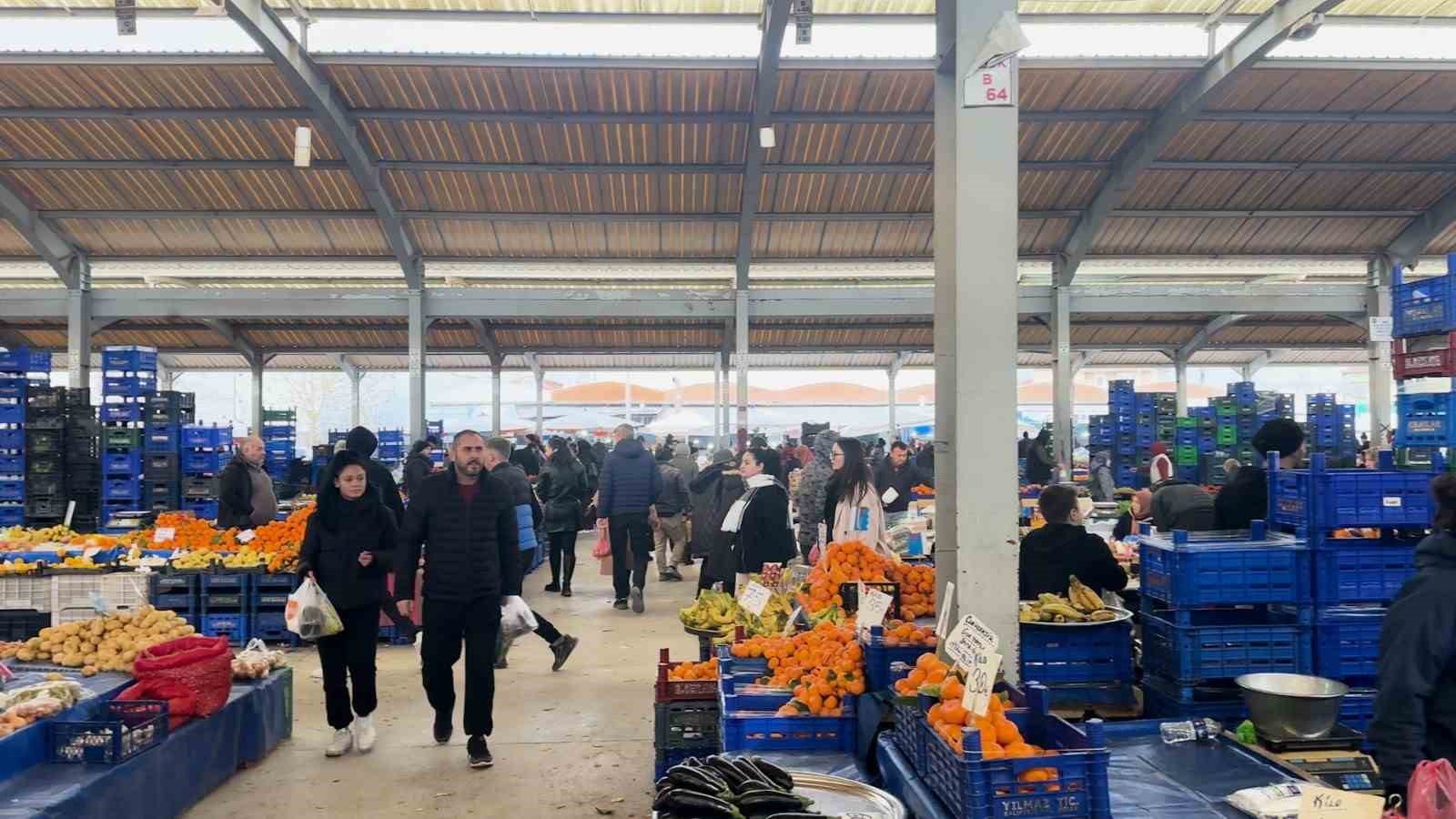 Depremlerin ardından Sındırgı’da komşuluk seferberliği
Depremlerin ardından Sındırgı’da komşuluk seferberliği