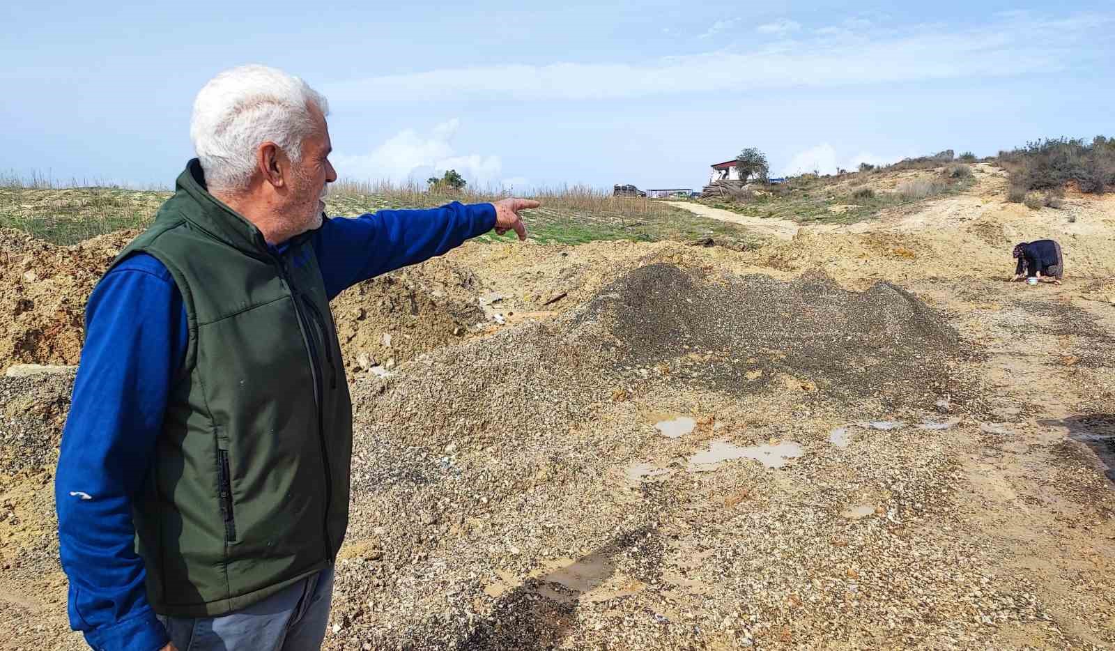 Depremzede aile evine giden tek yol kazılınca mağdur oldu
