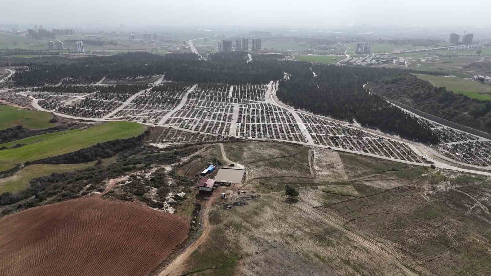 Depremzede aile evine giden tek yol kazılınca mağdur oldu
