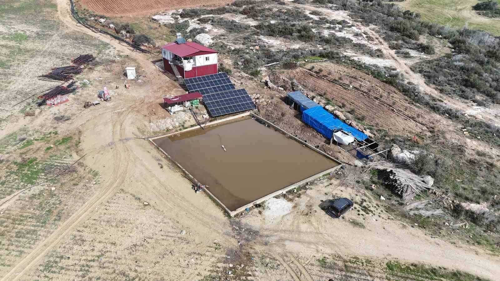 Depremzede aile evine giden tek yol kazılınca mağdur oldu
