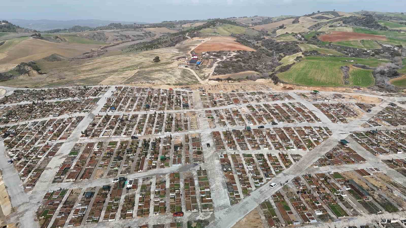 Depremzede aile evine giden tek yol kazılınca mağdur oldu

