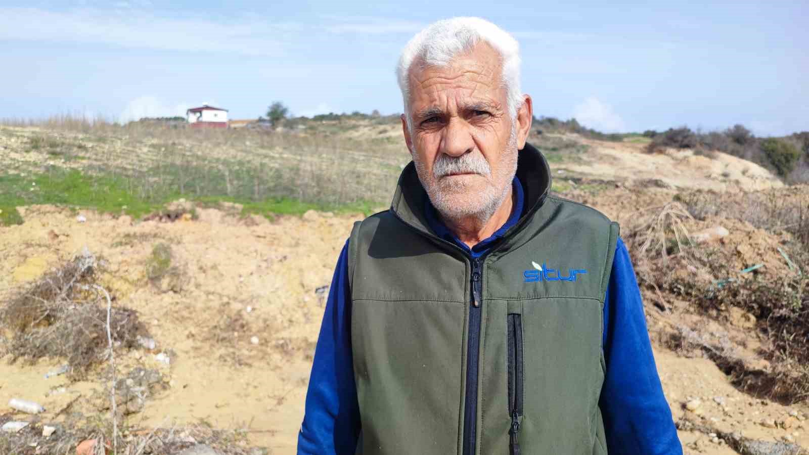 Depremzede aile evine giden tek yol kazılınca mağdur oldu
