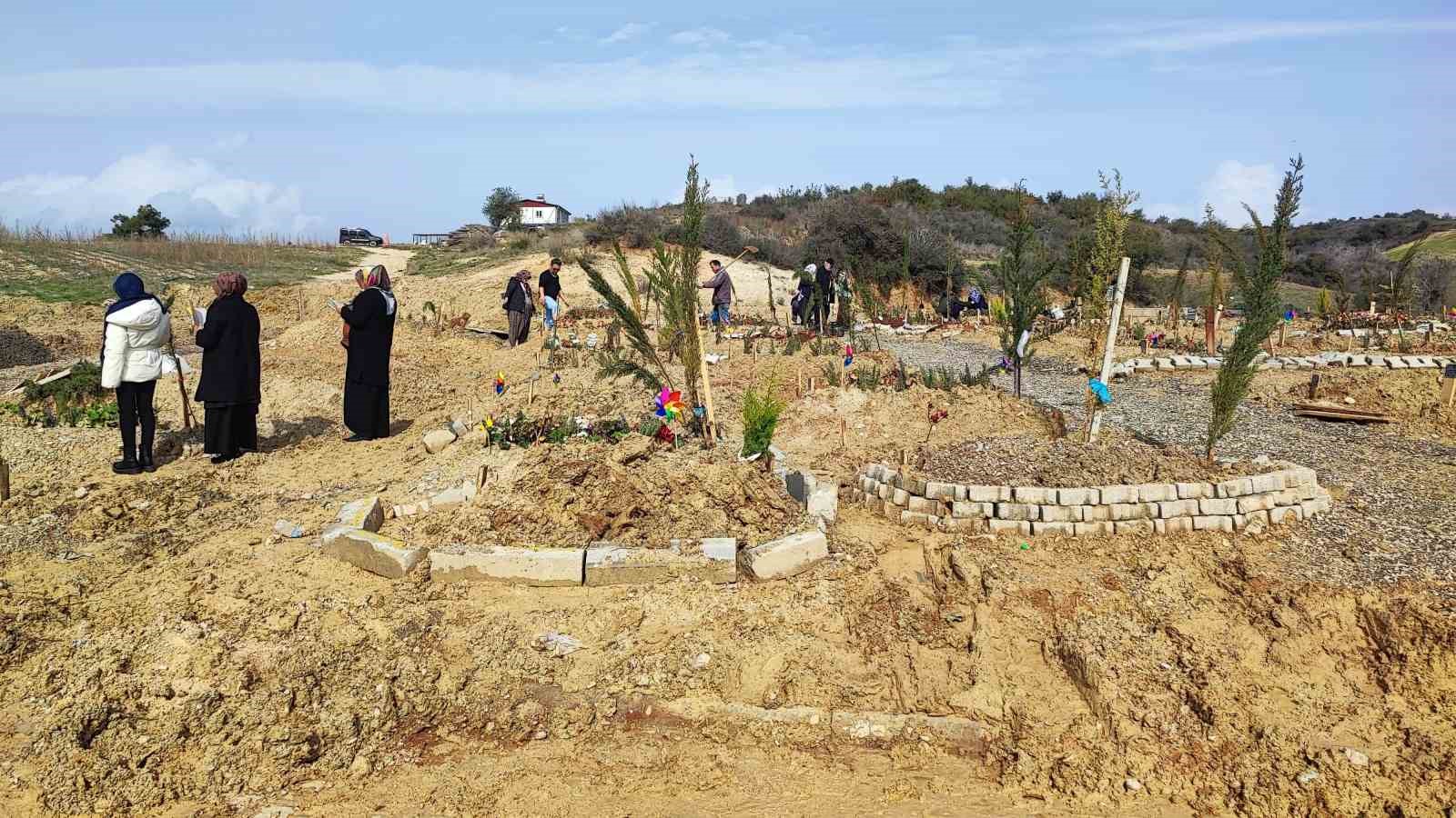 Depremzede aile evine giden tek yol kazılınca mağdur oldu
