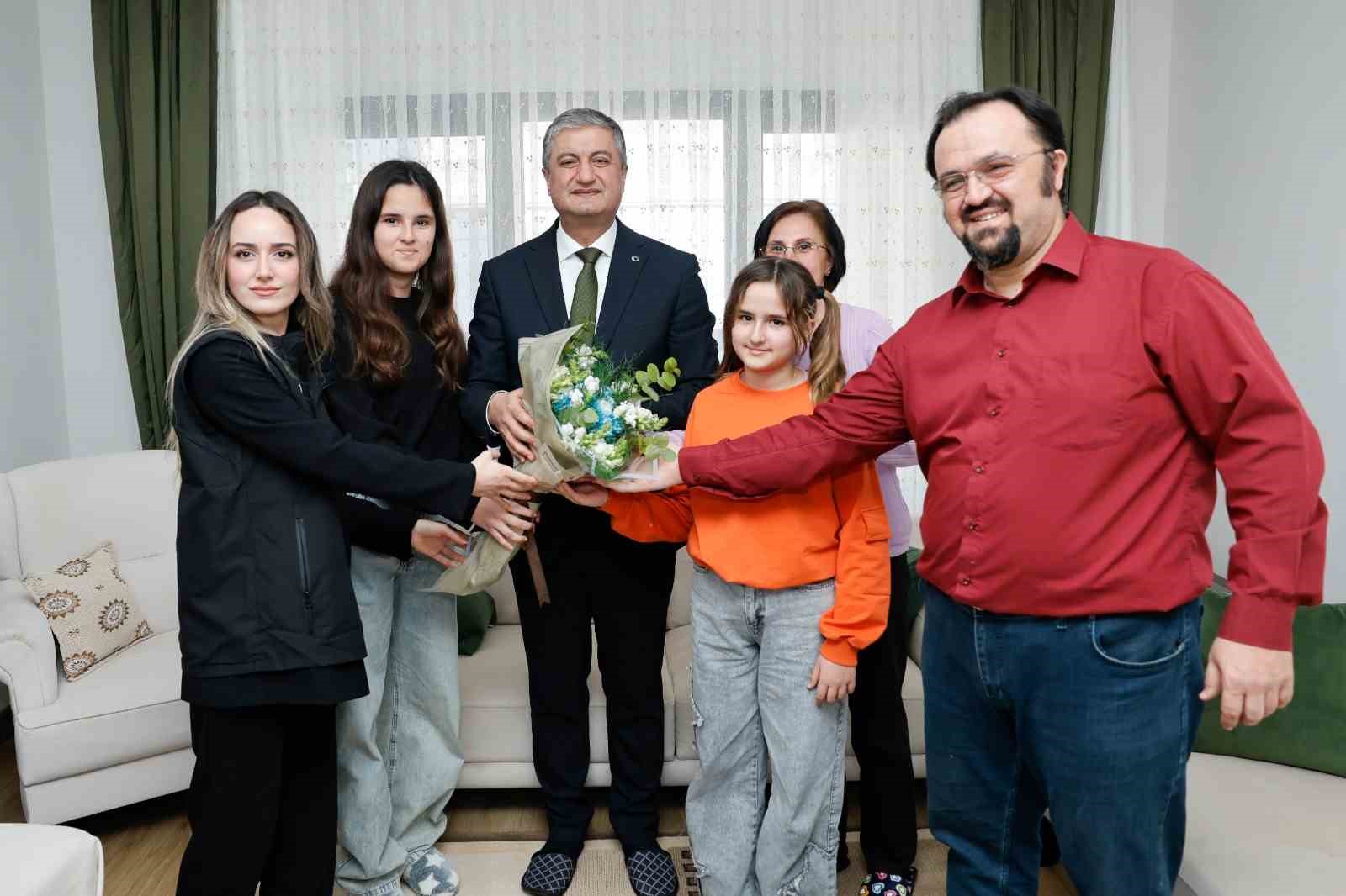 Depremzede aile: "İnsanlar arkamızdaki güçlü iradeye güvensin"
