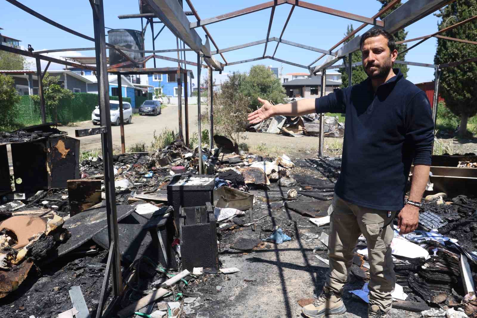 Depremzede ailenin yaşadığı 2 konteyner alevlere teslim oldu
