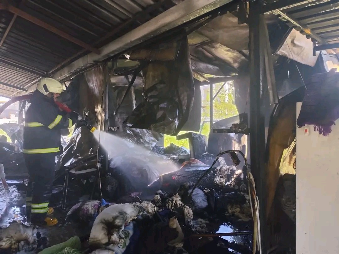 Depremzede ailenin yaşadığı 2 konteyner alevlere teslim oldu
