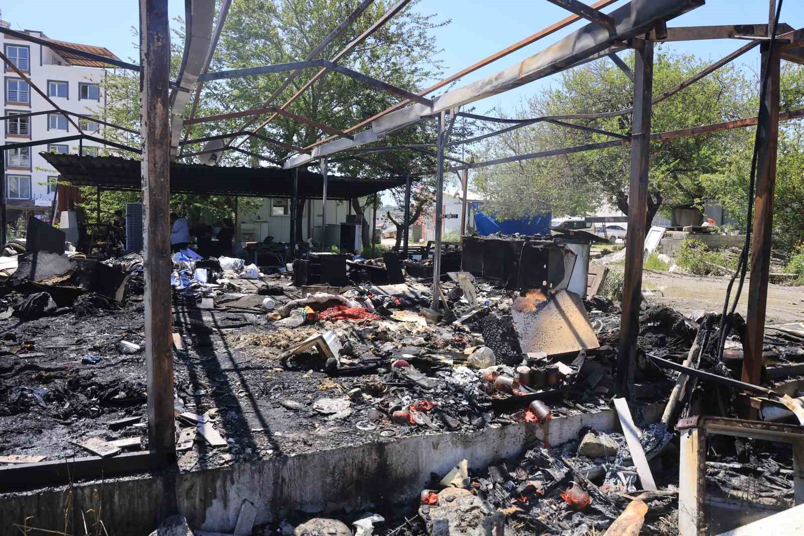 Depremzede ailenin yaşadığı 2 konteyner alevlere teslim oldu
