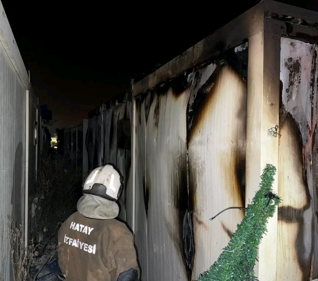 Depremzede ailenin yaşadığı konteyner alevlere teslim oldu
