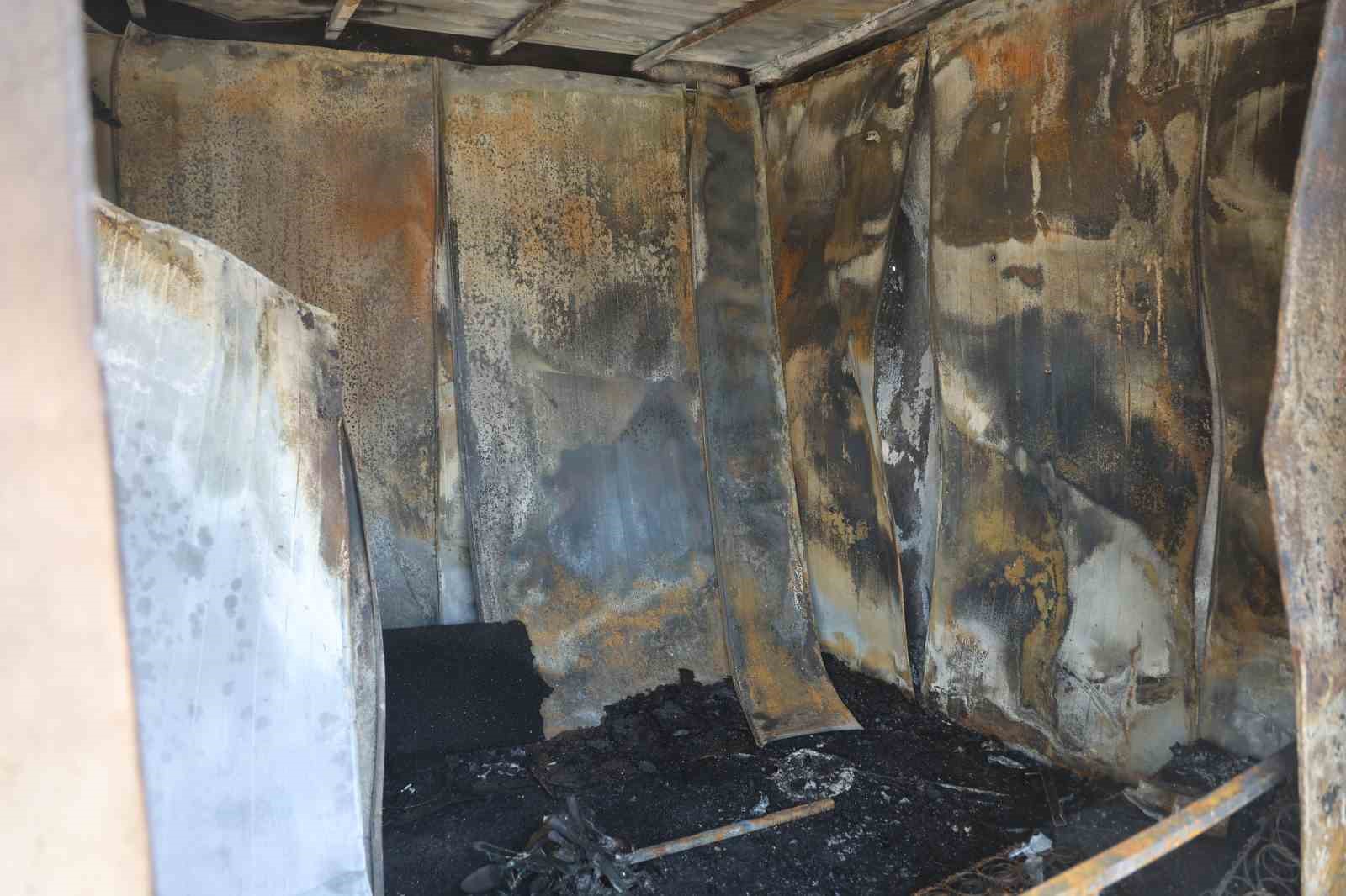 Depremzede ailenin yaşadığı konteyner alevlere teslim oldu
