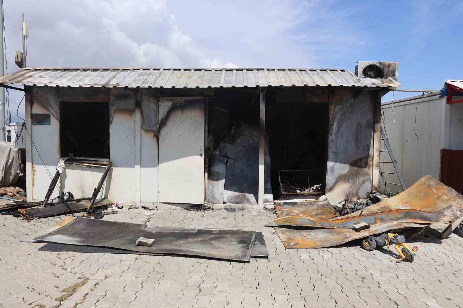 Depremzede ailenin yaşadığı konteyner alevlere teslim oldu
