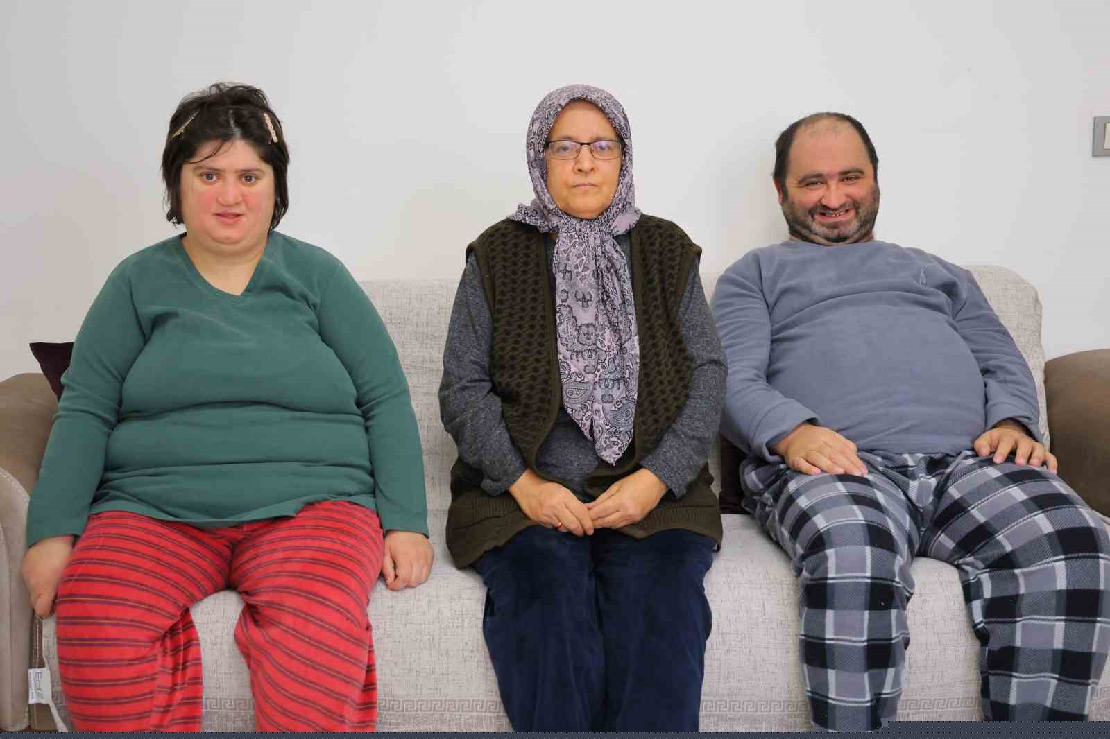 Depremzede anne iki down sendromlu çocuğuyla yeni evine kavuştu
