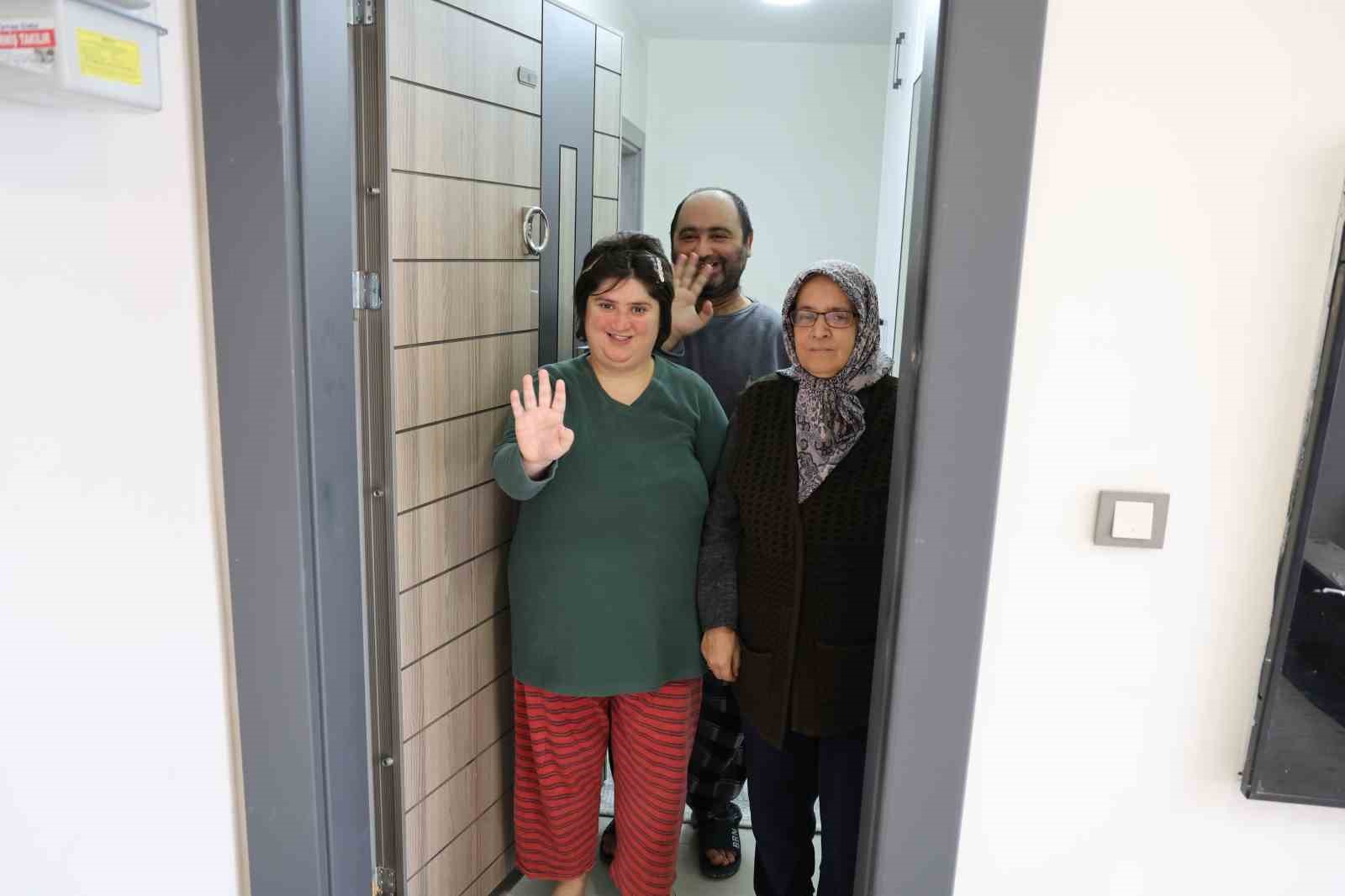 Depremzede anne iki down sendromlu çocuğuyla yeni evine kavuştu
