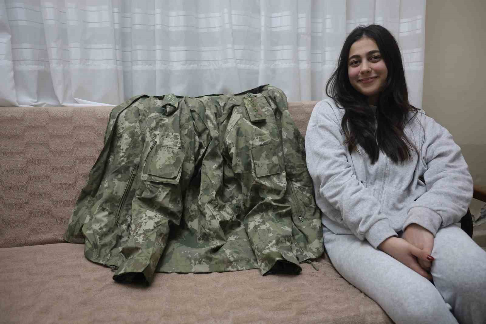 Depremzede Beliz’in, kendisine üşümesin diye montunu veren albayla görüşmesinde duygusal anlar yaşandı
