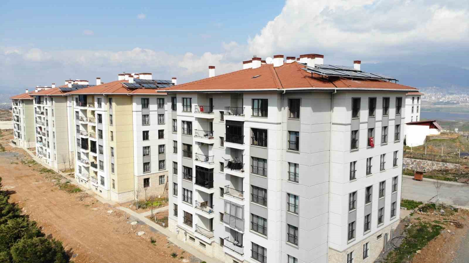 Depremzede çiftin yeni evlerinde ilk bayram heyecanı
