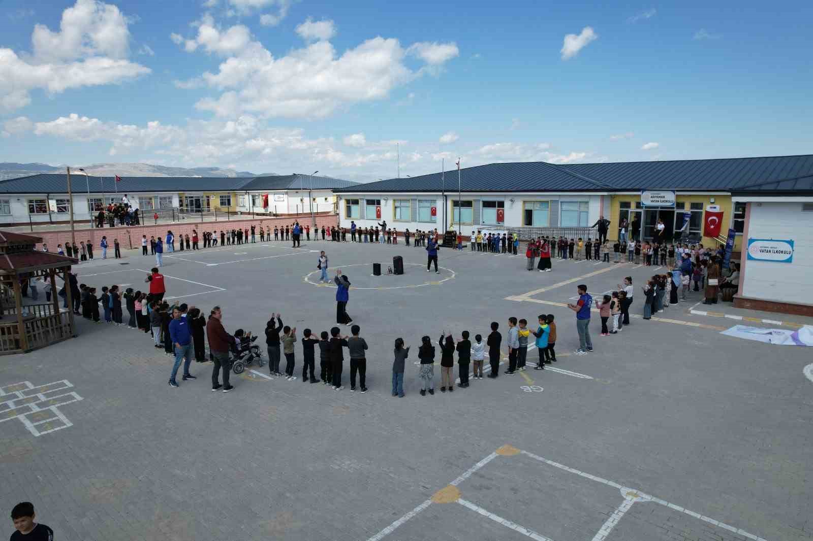 Depremzede çocuklar müzikle moral buluyor
