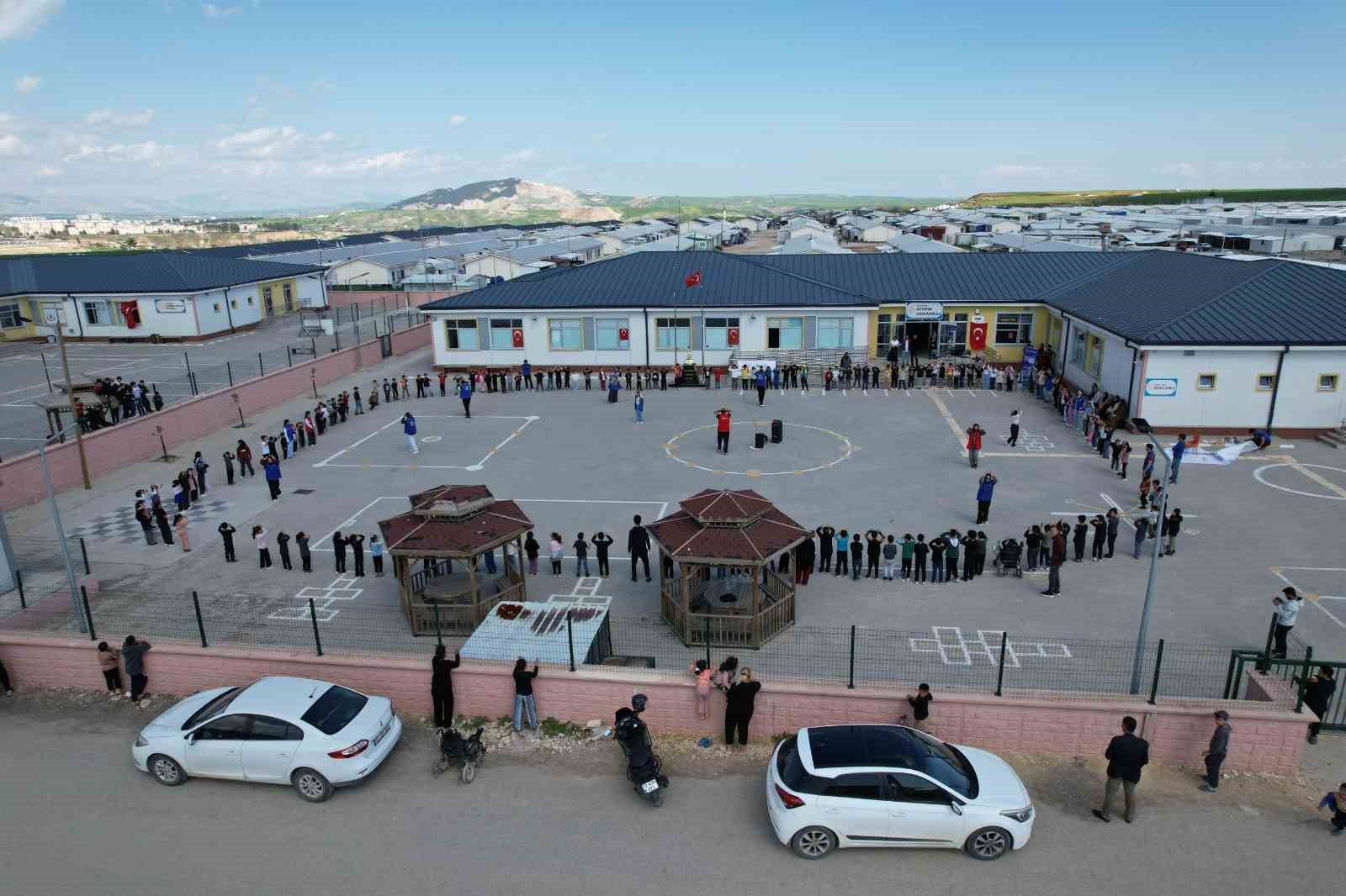 Depremzede çocuklar müzikle moral buluyor
