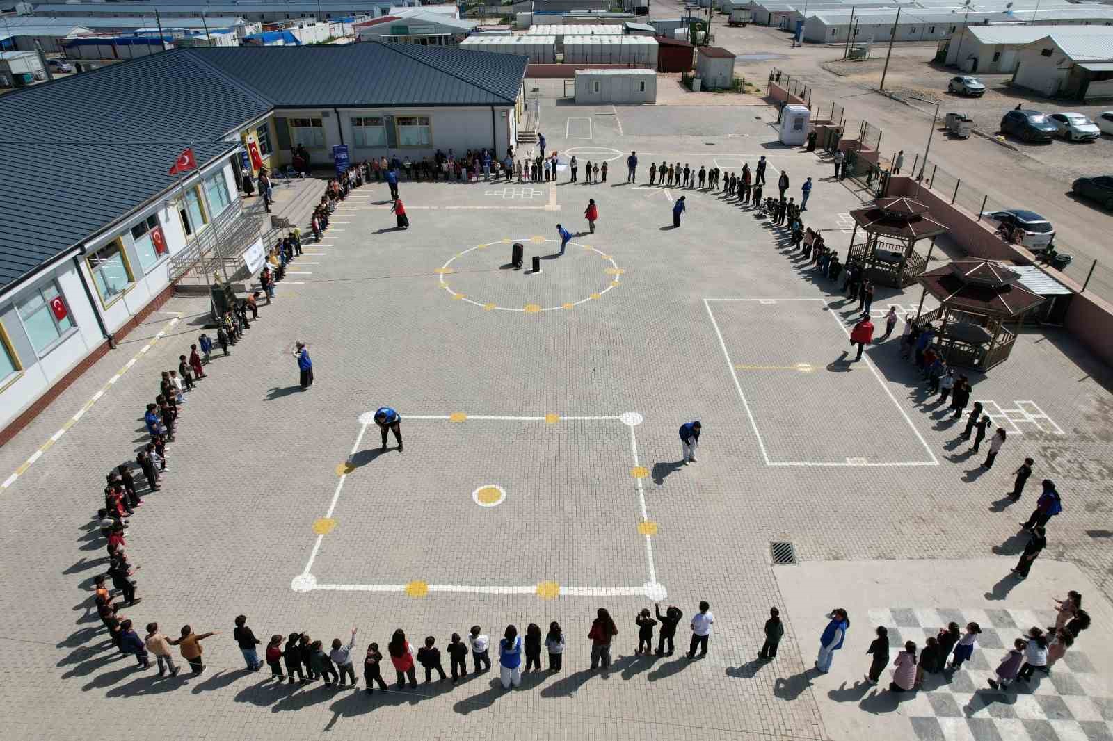 Depremzede çocuklar müzikle moral buluyor
