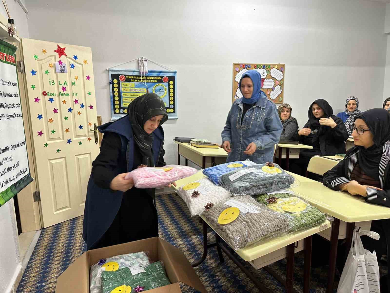 Depremzede çocuklara atkı ve bere ördüler
