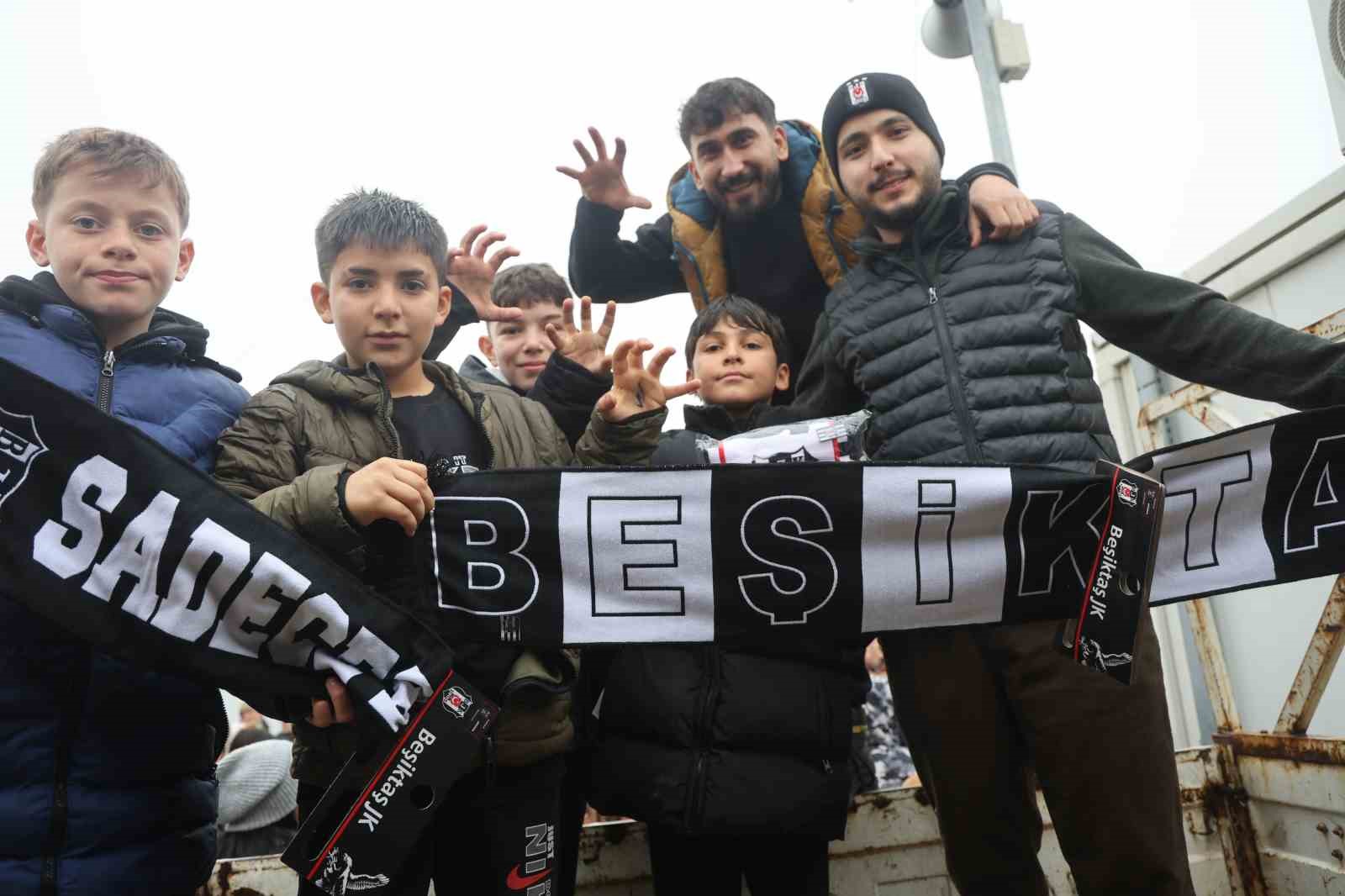 Depremzede çocukların yüzü Beşiktaş’ın hediyeleriyle güldü
