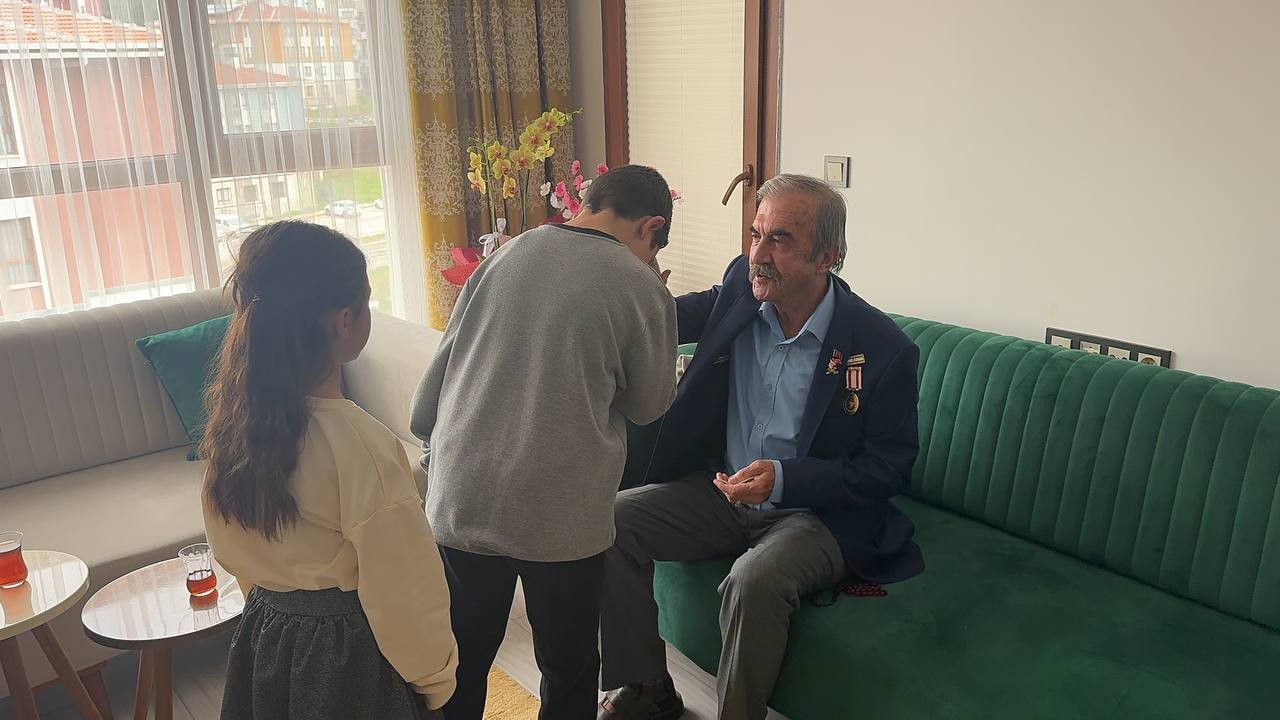 Depremzede Eroğlu ailesi yeni evlerinde ilk bayram sevincini yaşadı
Depremzede Eroğlu ailesi yeni evlerinde ilk bayram sevincini yaşadı